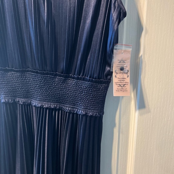 Beautiful flowy Navy gown by Nanette. NWT size 6 - Picture 8 of 12